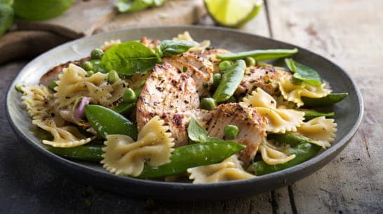 Gegrillte Putenbrust mit Farfalle und Zuckererbsen