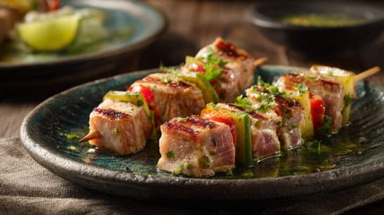Thunfisch-Spieße mit Limetten-Koriander-Dressing