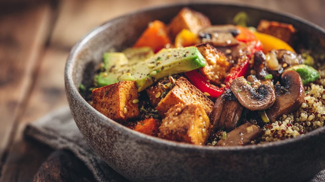Bowl mit Quinoa und Räuchertofu