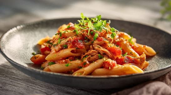 Linsennudeln mit Pulled Jackfruit und Tomatensauce