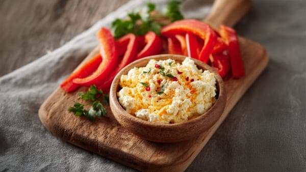 Körniger Frischkäse mit Paprika